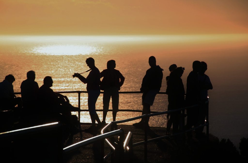 Des touristes admirant le coucher de soleil depuis la Montagne de la Table, au Cap, en Afrique du Sud, grâce à des solutions fiables de stockage par batterie domestique permettant de faire face aux délestages.